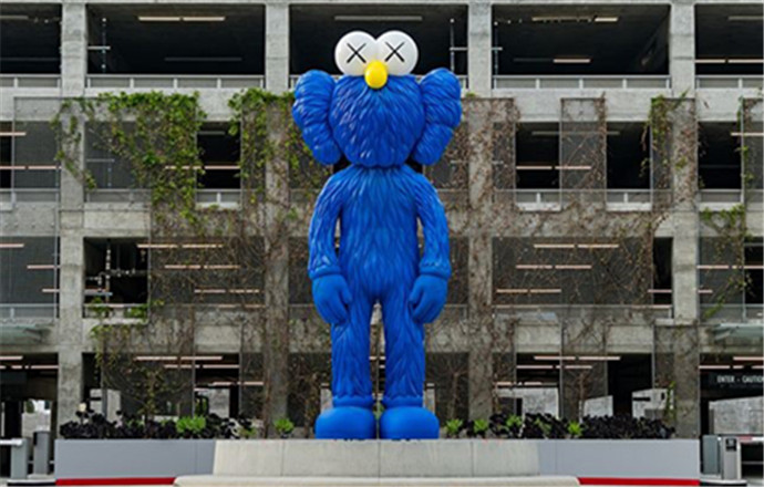 全新kaws bff巨型雕像建成亮相!